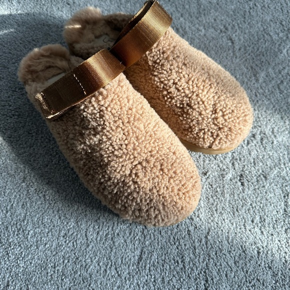 UGG Tan Sherpa Goldenstar Clogs - Picture 2 of 4